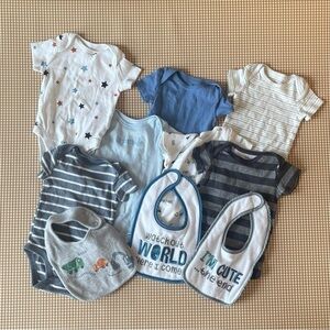 Bundle of 7 onesies + 3 bibs gerber / Carter's.
3-6 Months